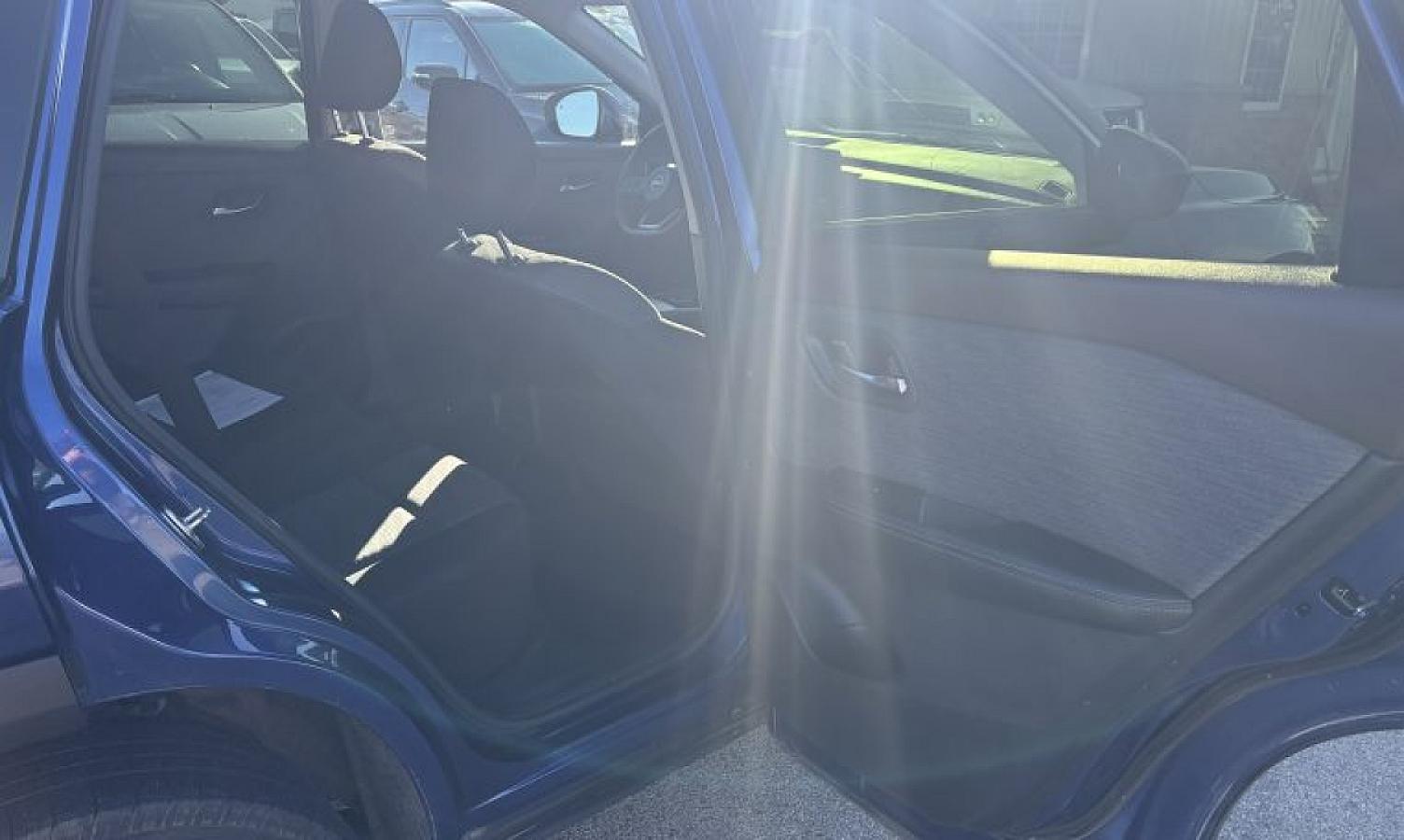 2023 Nissan Rogue SV AWD - Image 16